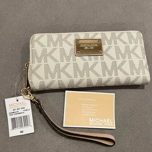 Michael Kors Jet Set Signature Travel Continental Wallet in Vanilla